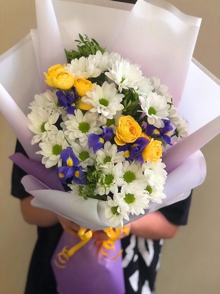 Букет цветов из: Ирисы, Хризантемы и Розы в Талакан