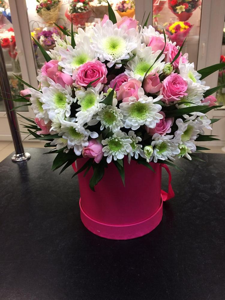 Цветочная композиция из Розы и Хризантемы в шляпной коробке в Талакан