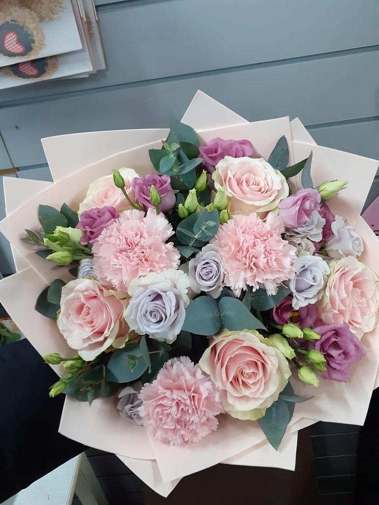 Букет цветов из: Розы, Гвоздики и Лизиантусы в Талакан